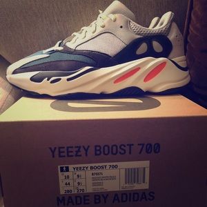 yeezy wave runner size 10